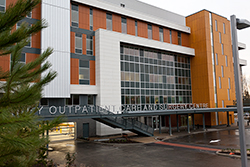 素里紀念醫院 ( Surrey Memorial Hospital )